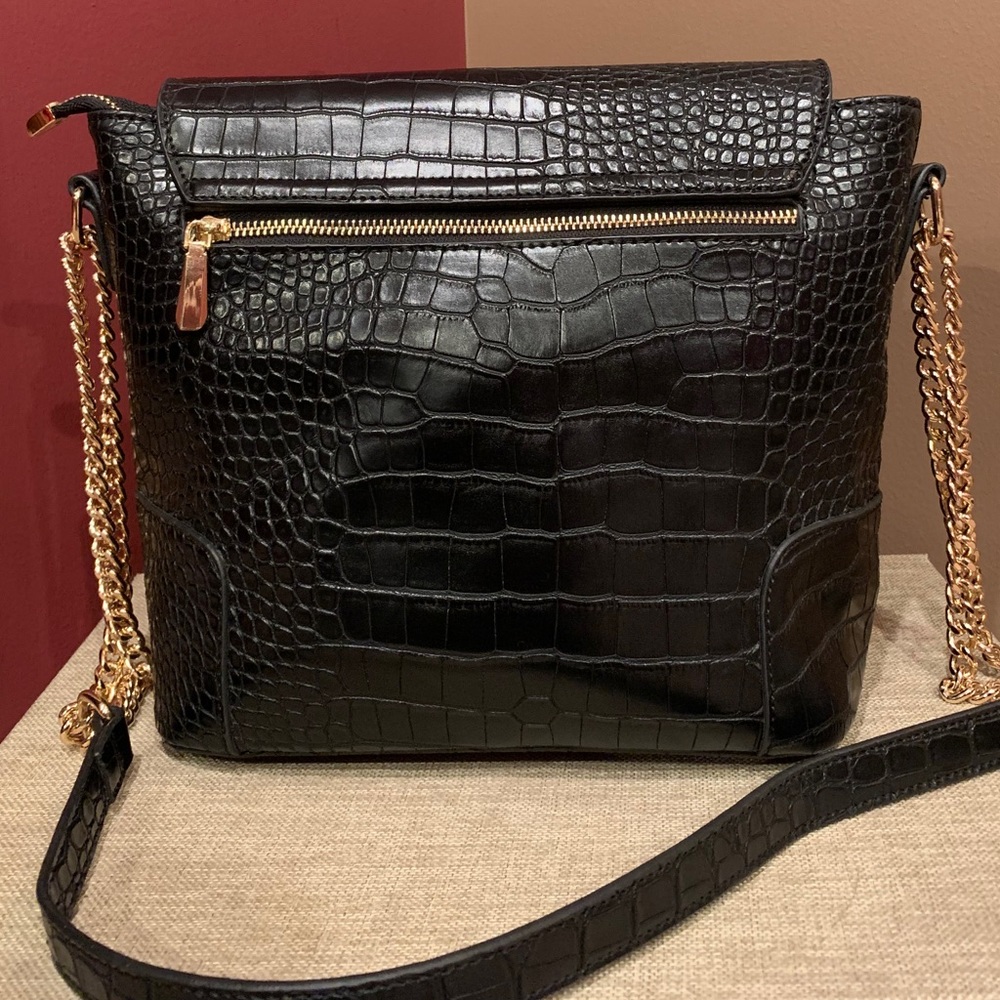 EUC Leather Crossbody Purse w/ Gold Chain ✨ - Picture 9 of 15